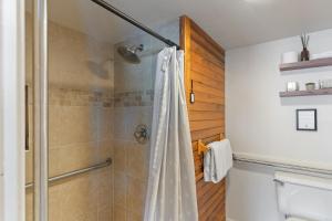 Koupelna v ubytování True North Adventure Lodge Steamboat Lake + 37 fotografií