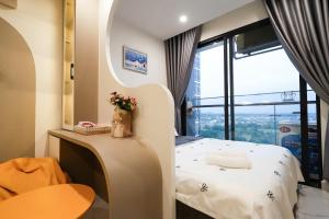 胡志明市Hera House l Vinhomes Grand Park的一间带床和窗户的酒店房间 更多161张照片