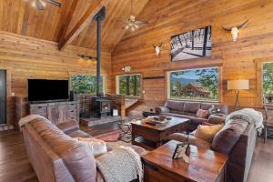 TV a/nebo společenská místnost v ubytování True North Adventure Lodge Steamboat Lake