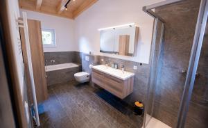 un bagno con lavandino, WC e doccia di Apartment Lorenz a Scharnitz Altre 17 foto