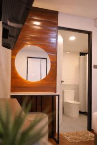 パーイにあるANNKAMii INNのバスルーム(鏡、シンク、バスタブ付) +11枚の写真