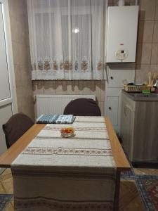 un tavolo con una trapunta in cucina di La Han a Făgăraş