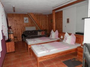 een woonkamer met twee bedden en een bank bij Ferienwohnung bei Familie Keil in Colditz