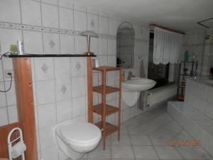 een badkamer met toilet en wastafel bij Ferienwohnung bei Familie Keil in Colditz +8 foto's