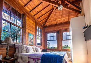 ブロタスにあるVilla Maria Pousada de Charmeの窓のある部屋にベッドがある寝室