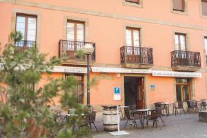 ein Gebäude mit Tischen und Stühlen davor in der Unterkunft Ostatu de zegama in Zegama