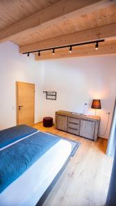 una grande camera da letto con un letto e un tavolo di Apartment Lorenz a Scharnitz