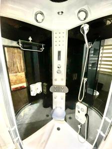 Koupelna v ubytování Views Apartment and Restaurant + 29 fotografií