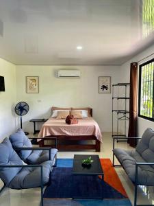 En eller flere senge i et værelse på Corcovado House With Pool