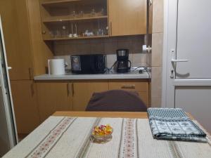 una cucina con un tavolo con una ciotola di frutta sopra di La Han a Făgăraş Altre 2 foto