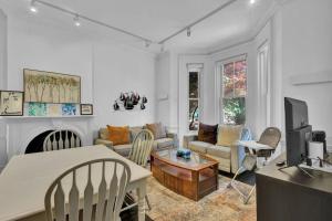 un salon avec un canapé et une table dans l'établissement Spacious 1 bed 1 bath Apt Close to Downtown and Beach, à Cobourg