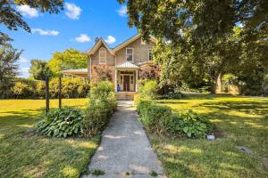 une maison avec un chemin menant à la porte d'entrée dans l'établissement Spacious 1 bed 1 bath Apt Close to Downtown and Beach, à Cobourg