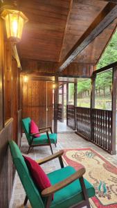 un portico con due sedie e un tavolo di Cabana Pinolera a Boga Altre 26 foto