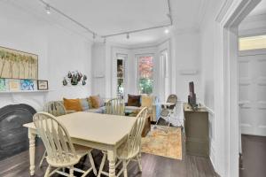 un salon avec une table et un canapé dans l'établissement Spacious 1 bed 1 bath Apt Close to Downtown and Beach, à Cobourg