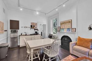 Il dispose d'une cuisine et d'un salon avec une table et une cheminée. dans l'établissement Spacious 1 bed 1 bath Apt Close to Downtown and Beach, à Cobourg 13 autres photos