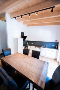 una sala da pranzo con tavolo e sedie in legno di Apartment Lorenz a Scharnitz