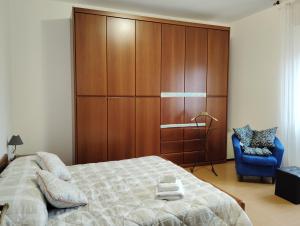 una camera con un letto e una grande parete in legno di Room Bed Boat Cottage a Berra