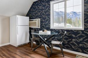 Køkken eller tekøkken på The Perfect Getaway for Exploring Canmore and Banff)