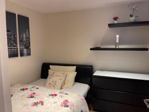 een kleine slaapkamer met een bed met bloemen erop bij One Bedroom Flat in London Heathrow 20 minutes drive in Greenford
