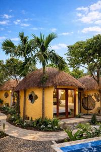 ein Resort mit einem Bett und einer Palme in der Unterkunft Tam Cốc Sora Home in Ninh Bình + 52 Fotos