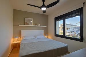 Billede fra billedgalleriet på HELIOS - Seaside Pool Villa & Private Parking i Olympiakí Aktí