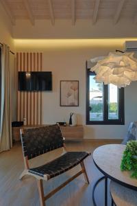 Billede fra billedgalleriet på HELIOS - Seaside Pool Villa & Private Parking i Olympiakí Aktí