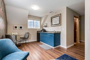 Et opholdsområde på Cozy and Stylish Stay in Mountain View Condo