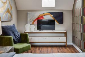 Et tv og/eller underholdning på Cozy and Stylish Stay in Mountain View Condo
