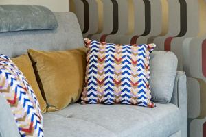 Et opholdsområde på Cozy and Stylish Stay in Mountain View Condo