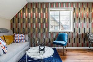 Et opholdsområde på Cozy and Stylish Stay in Mountain View Condo