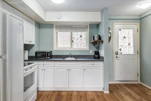 Køkken eller tekøkken på Stunning Mountain View Cozy Studio for Small Grp