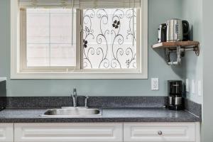 Køkken eller tekøkken på Stunning Mountain View Cozy Studio for Small Grp