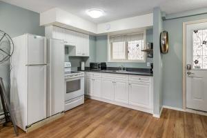 Køkken eller tekøkken på Stunning Mountain View Cozy Studio for Small Grp