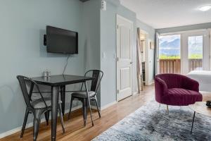 Et tv og/eller underholdning på Stunning Mountain View Cozy Studio for Small Grp + 31 billeder