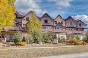 a large house with a row of houses at Delightful 2BR Mountain Escape in Canmore in Canmore