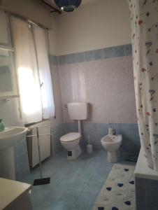 un bagno con un water e un lavandino di Room Bed Boat Cottage a Berra