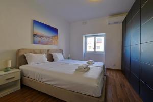 een slaapkamer met een bed met twee handdoeken erop bij SeaView Escape with Pool Access in St Paul's Bay +35 foto's
