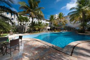 The swimming pool at or close to Comfort Suites Flamboyant Goiânia