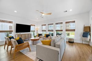 TV a/nebo společenská místnost v ubytování Beachside Cottage, Private pool close to beach