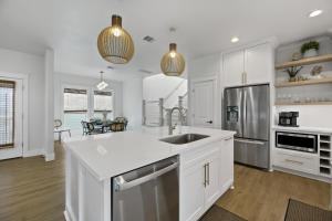 Kuchyň nebo kuchyňský kout v ubytování Beachside Cottage, Private pool close to beach