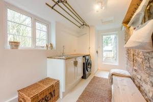 eine Küche mit einer Spüle und einer Theke mit einer Spüle in der Unterkunft 3 Bed in Melkridge oc-b33370 in Haltwhistle + 25 Fotos