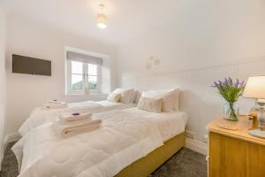 ein Schlafzimmer mit einem großen weißen Bett und einem Schreibtisch in der Unterkunft 3 Bed in Melkridge oc-b33370 in Haltwhistle