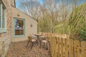 eine Terrasse mit einem Tisch und Stühlen neben einem Zaun in der Unterkunft 3 Bed in Melkridge oc-b33370 in Haltwhistle