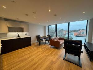 Kuchyň nebo kuchyňský kout v ubytování Luxury 2-Bed Penthouse ,Reef Manor,Walk to Beach + 11 fotografií