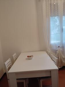 un tavolo bianco e sedie in una stanza con una finestra di Room Bed Boat Cottage a Berra Altre 23 foto