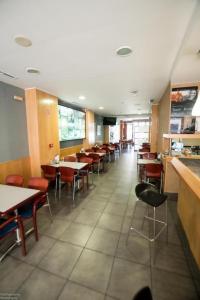 une salle à manger avec des tables et des chaises dans un restaurant dans l'établissement Hotel el roble palentino, à Cervera de Pisuerga