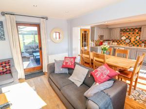 een woonkamer met een bank en een tafel bij Peters Lea in Youlgreave