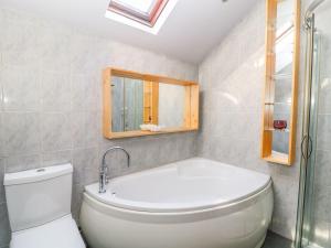 een badkamer met een bad, een toilet en een raam bij Peters Lea in Youlgreave +34 foto's