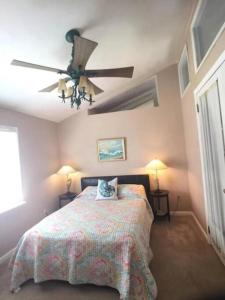 una camera da letto con un letto e un ventilatore a soffitto di Fun Beach House With Pool Alligator Point a Sun N Sand Beaches Altre 62 foto