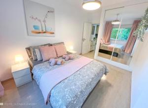 una camera da letto con un letto con due animali di peluche sopra di Apartamento Isla Feliz a San Miguel de Abona Altre 33 foto